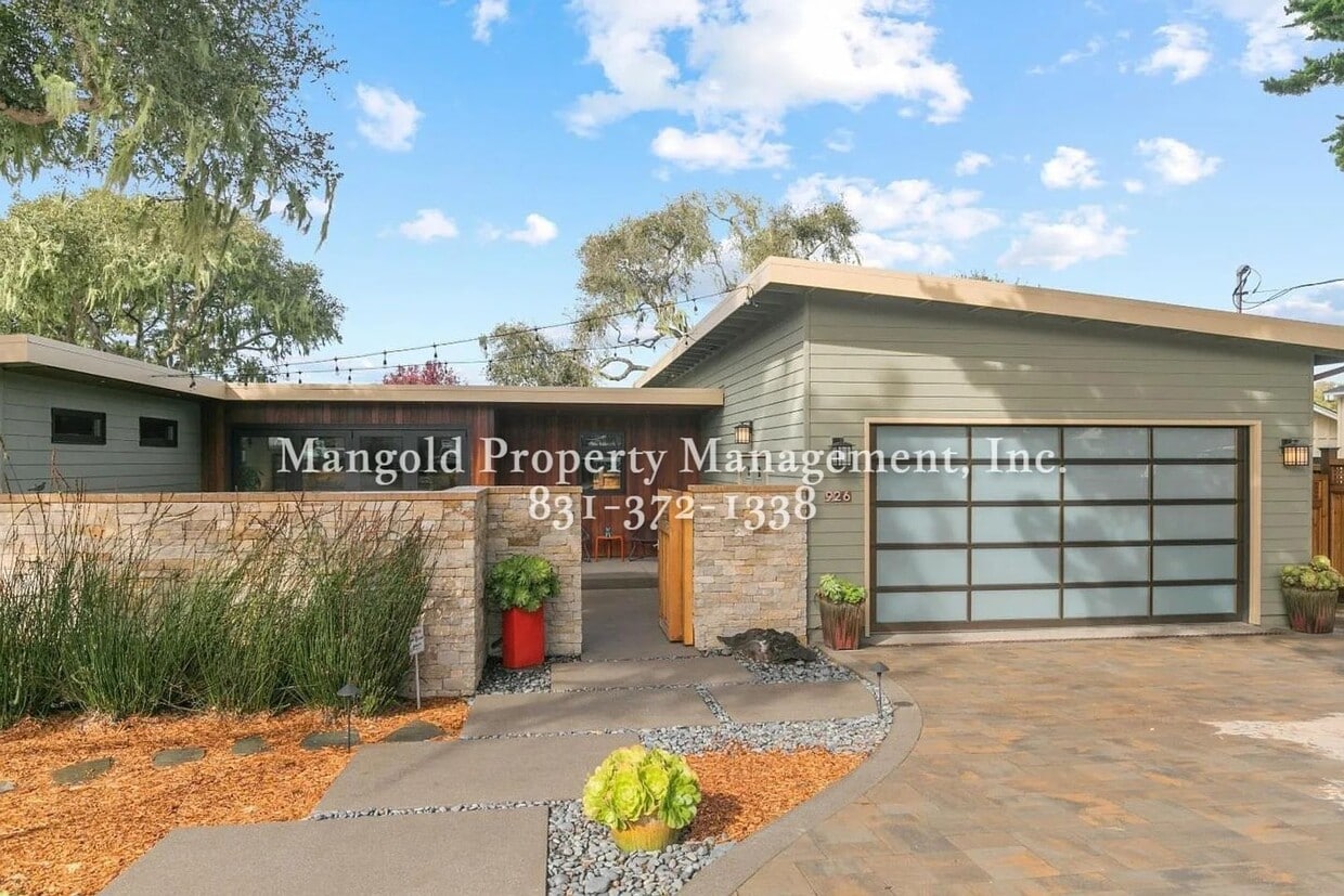 Foto principal - Stylish 2-Bed, 2-Bath Corner Lot Home with...