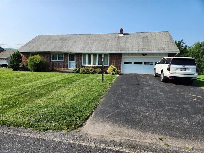 Foto del edificio - 443 Dryville Rd