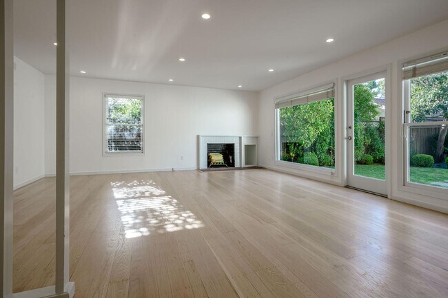 Foto del edificio - Beautiful 3 Bedroom / 2 Bath Single Family House in Burlingame!