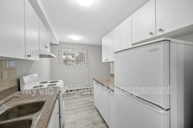 Photo du bâtiment - 9740-9782 82 Ave NW