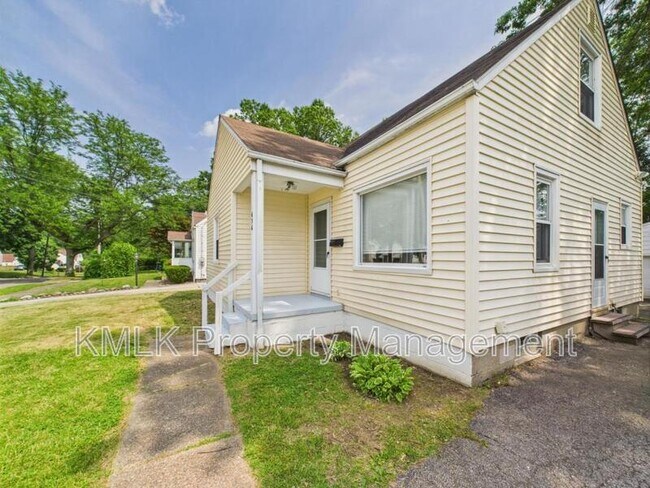 Building Photo - 636 Lurie Ave
