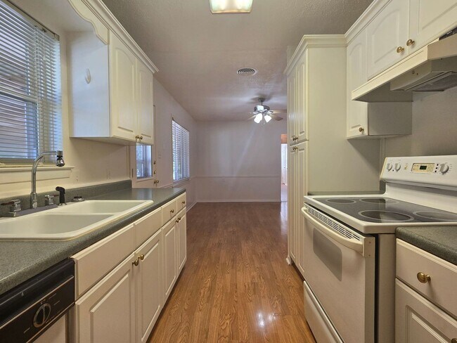 Foto del edificio - AVAILABLE NOW!