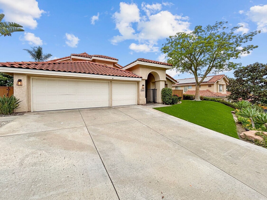 Foto principal - Spacious & Upgraded 4 Bedroom, 3 Bath Home...
