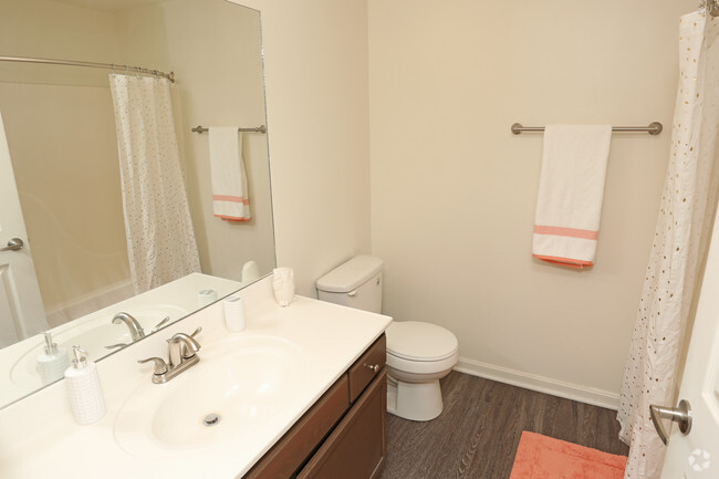 2BR, 2BA - 1,015 SF - Bathroom - Lakeview Apartments