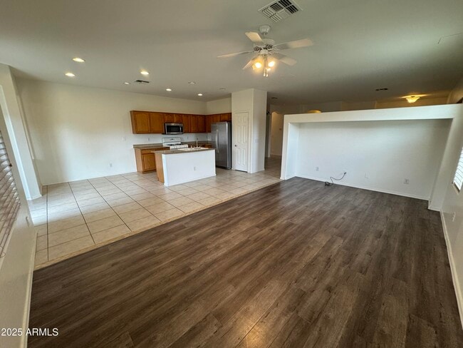 Building Photo - 3323 E Roadrunner Dr