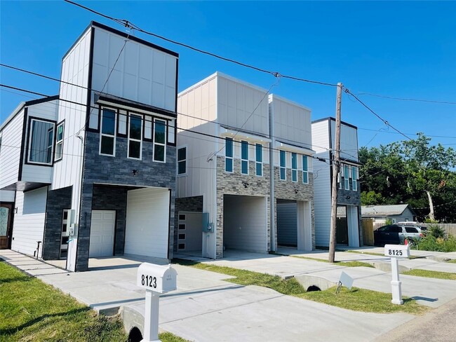 Building Photo - 8123 St Louis St