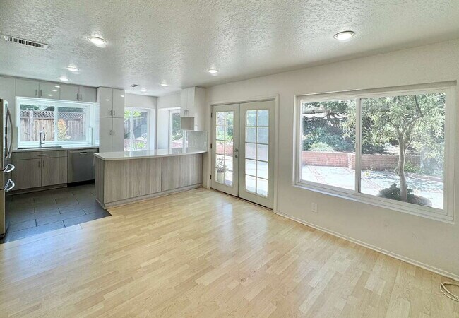 Foto del edificio - $5,000 - 3 Bed / 3 Bath Updated Carmel Valley Home with Exceptional Location