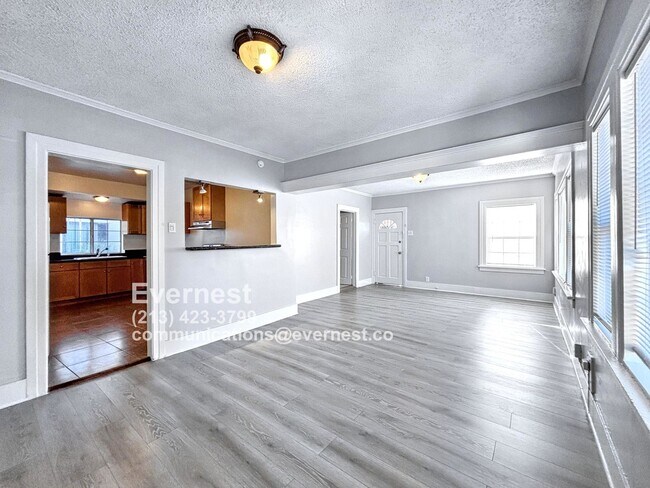 Foto del edificio - Charming 2-Bedroom Home with Garage and Ba...