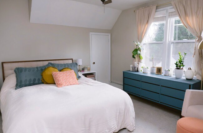 Dormitorio principal con vestidor - 121 Grove Ave
