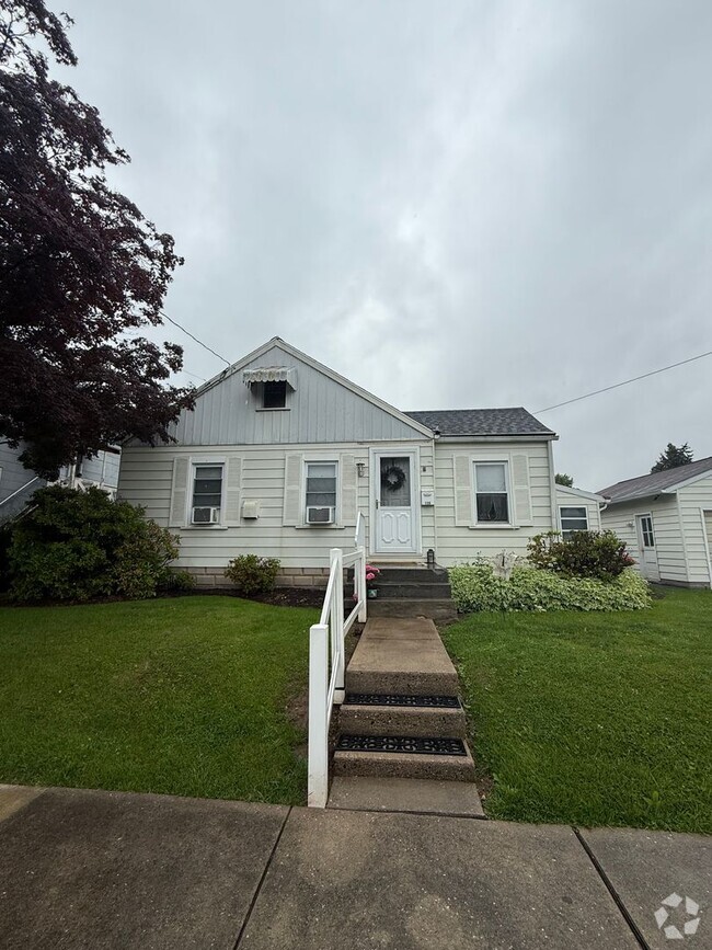 Building Photo - 136 E Willow St
