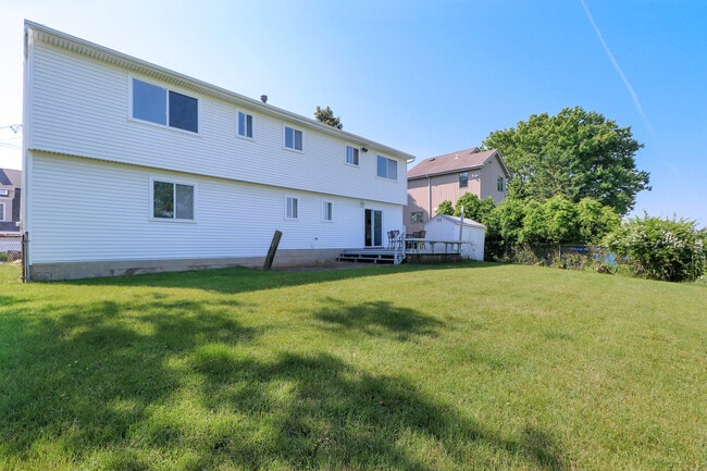 Building Photo - 622 Fairfield Beach Rd