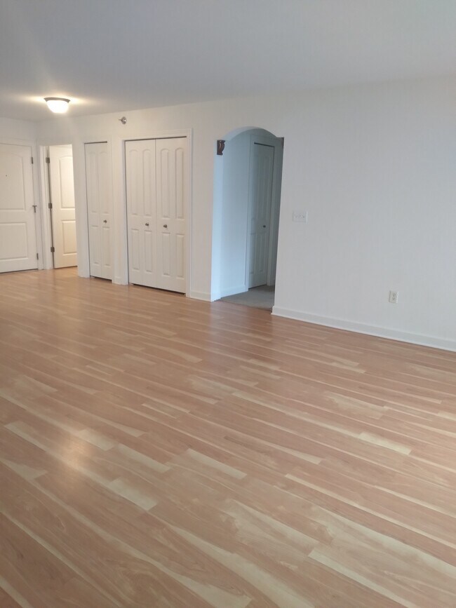 920 Marquette Ave Unit 305, South Milwaukee, WI 53172 Condo for Rent in South Milwaukee, WI