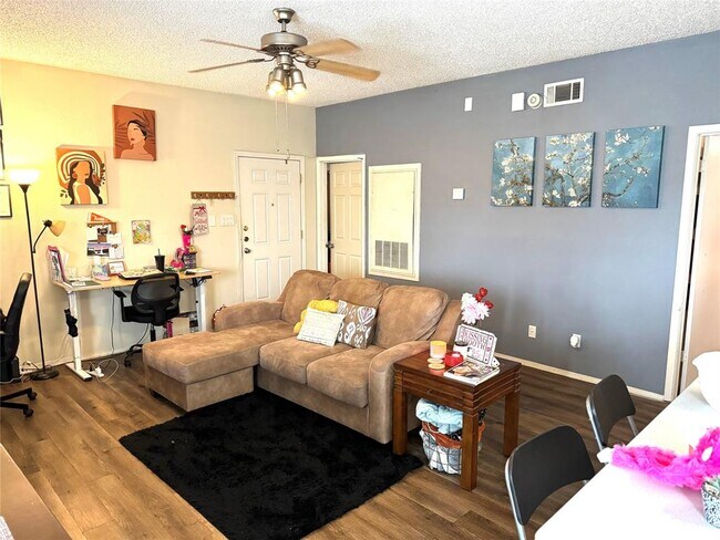 Building Photo - 808 W 29th St