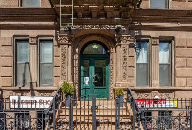 Entrada - 349 W 44th St
