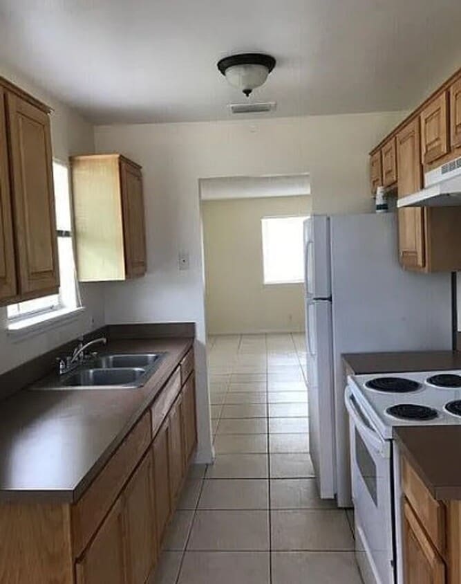 Primary Photo - 2 bed 1 bath with 855 sf. Great location b...