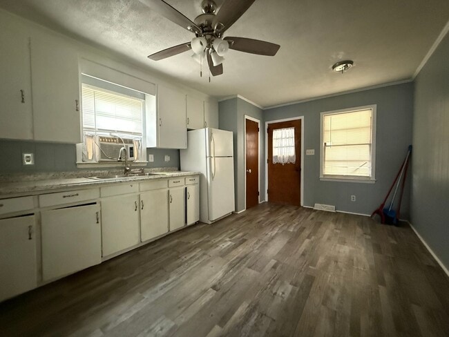 Building Photo - 3 Bedroom Home for Rent