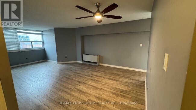 Building Photo - 80 Athol St E