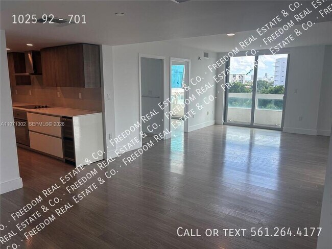 Building Photo - 1025 92 -701