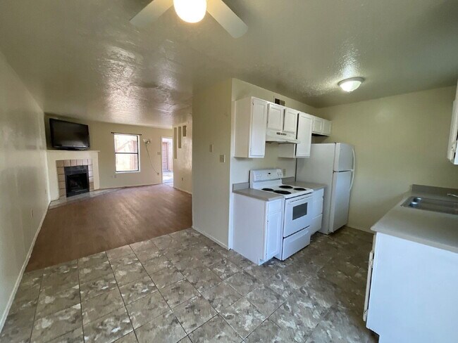 Building Photo - Two bdm townhouse style unit with private ...