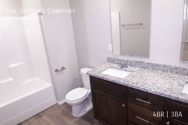 Foto del edificio - 800 E Daniels St