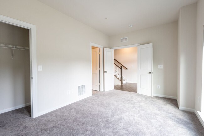 Building Photo - Stunning 4 BR/4.5 BA EOG Townhome in Rockv...