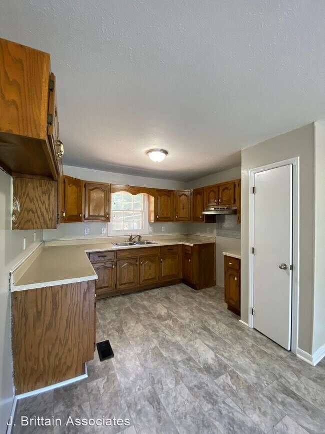 Building Photo - 3 br, 1 bath House - 1911 Airport Road