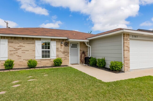 Building Photo - 2307 Traverse Dr