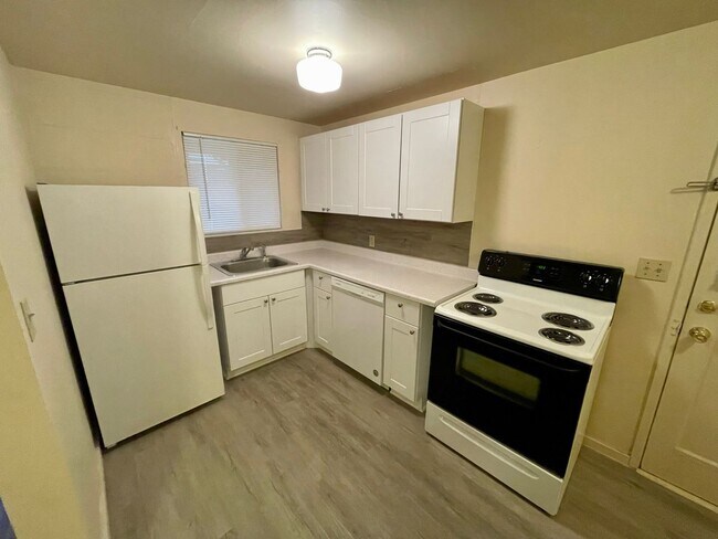 Building Photo - 2 Bedroom/ 1 Bath Unit- Available NOW!!