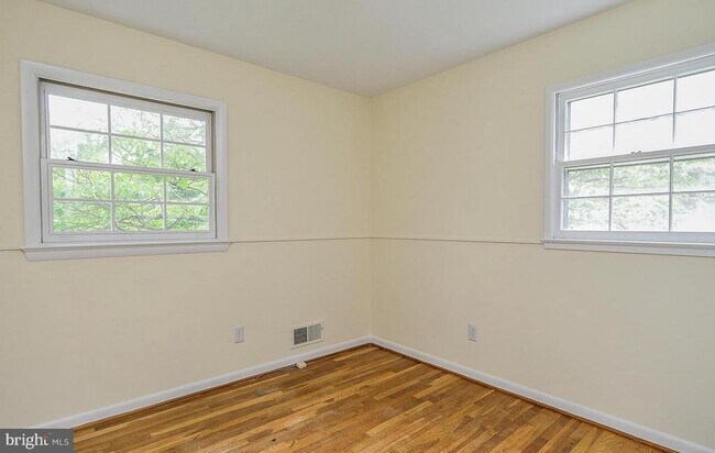 Foto del edificio - 9531 Old Creek Dr