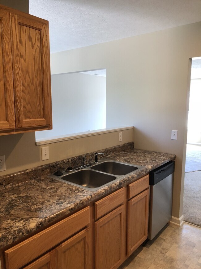 Building Photo - End Unit Town House For Rent