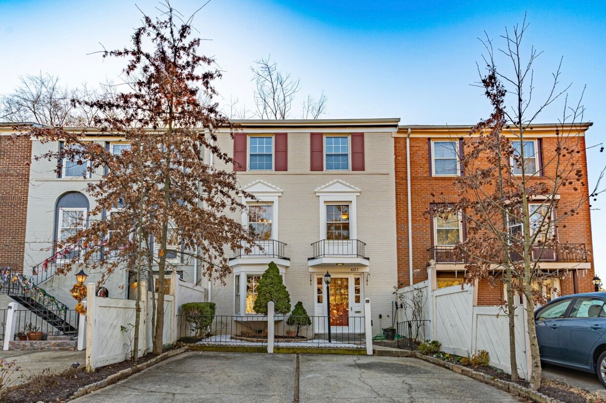 Foto principal - Renovated Home in Pinewood Lake Neighborhood