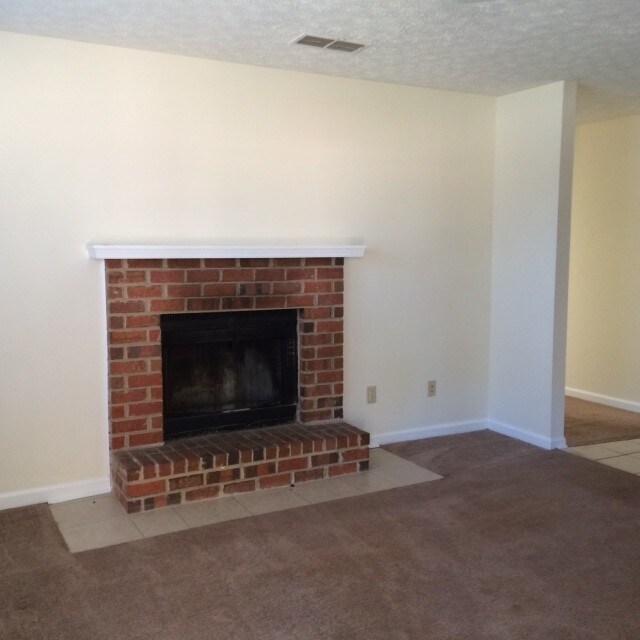 Building Photo - 185 W Paces Dr