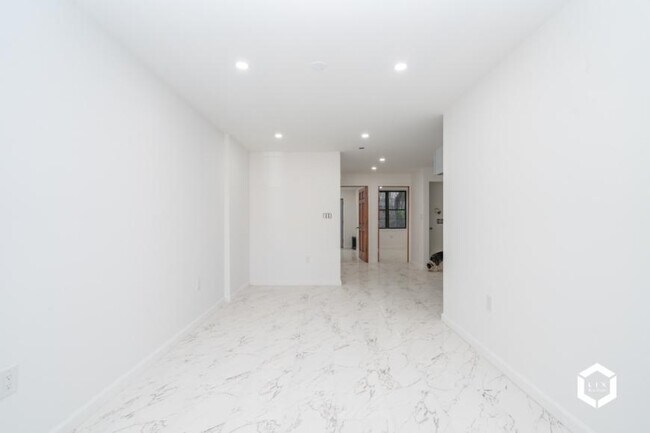 Foto del edificio - 2 bedroom in JAMAICA NY 11433