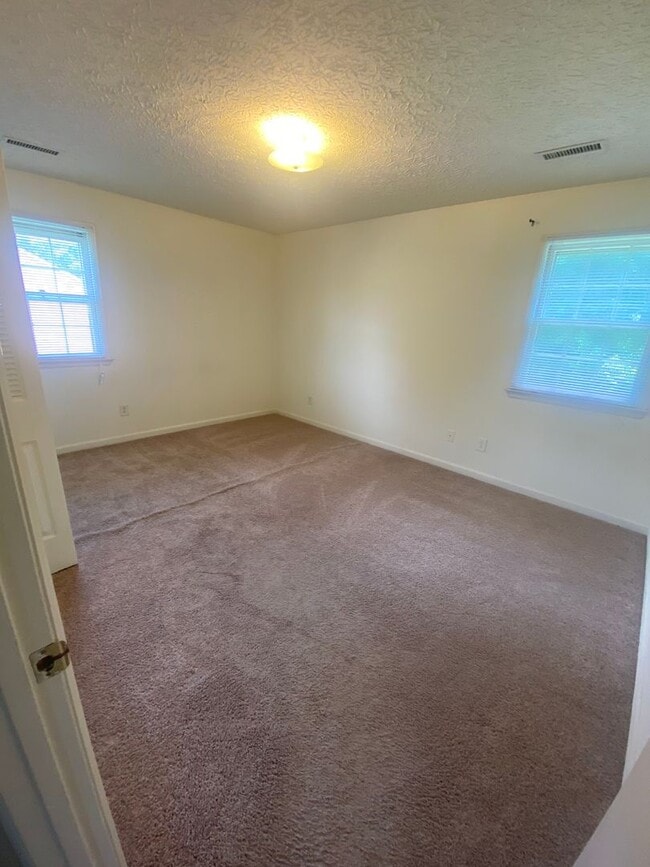 Foto del edificio - Two Bedroom apartment, with Deck, off of Timberlake, and close to 460