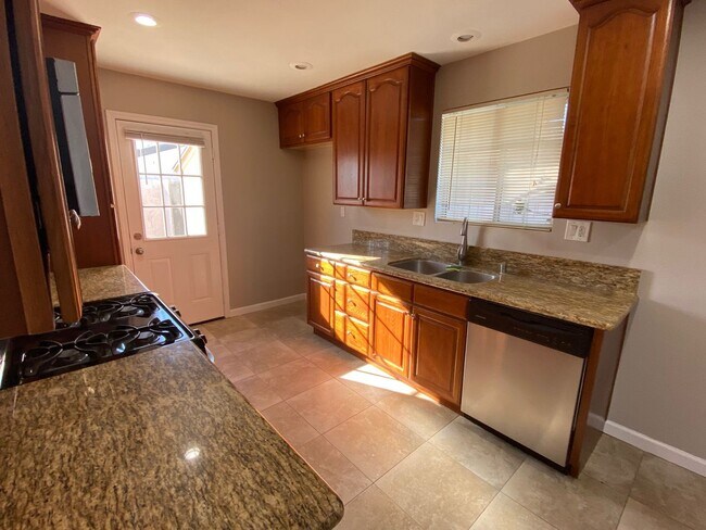 Foto del edificio - 4 Bedroom in Simi Valley