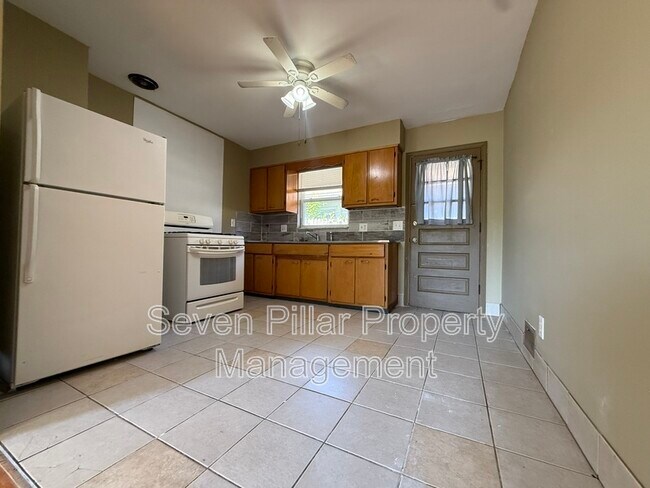 Foto del edificio - 3199 Maize Rd
