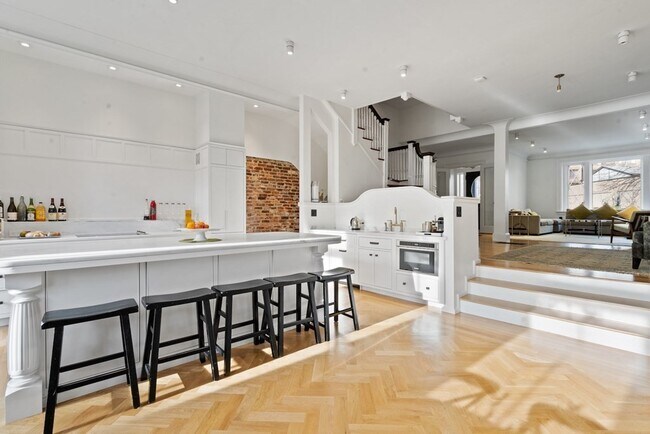 Building Photo - 15 Regent Cir