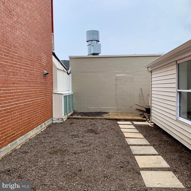 Building Photo - 738 Poplar St