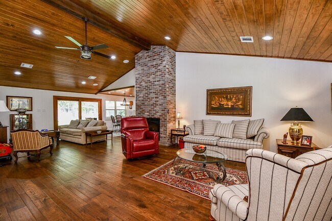 Foto del edificio - 922 Chantilly Ln