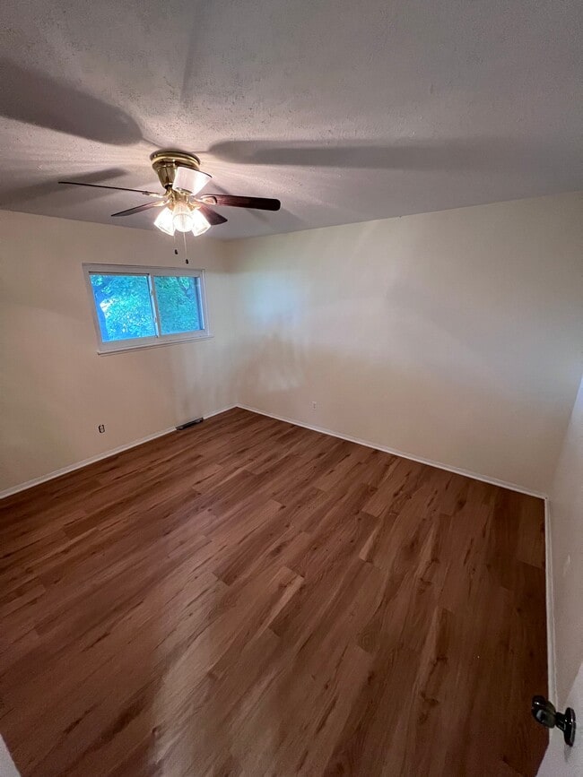 Building Photo - 2015 Shelly Dr