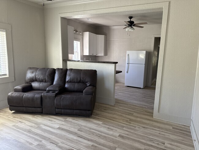 Foto del edificio - 836 E 10th St