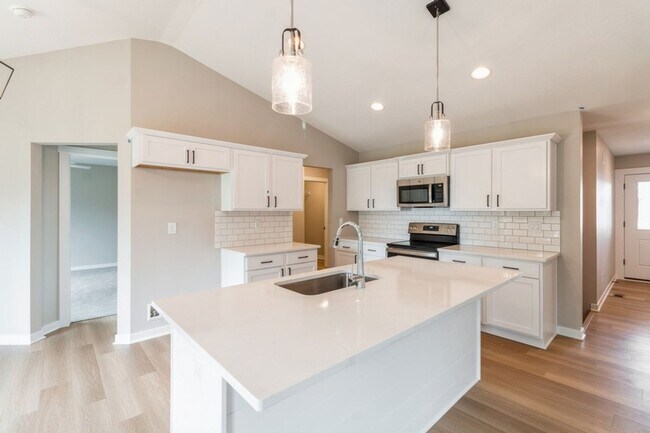 Foto del edificio - PRIVATE BACKYARD!! 4 Bedroom, 3 Bath Home in Ankeny