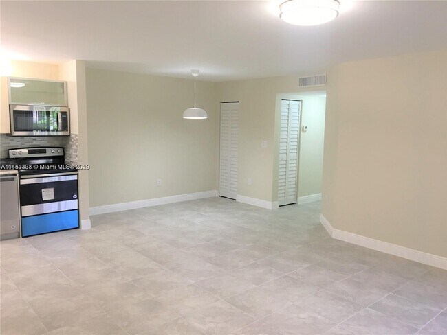 Foto del edificio - 4680 NW 102nd Ave
