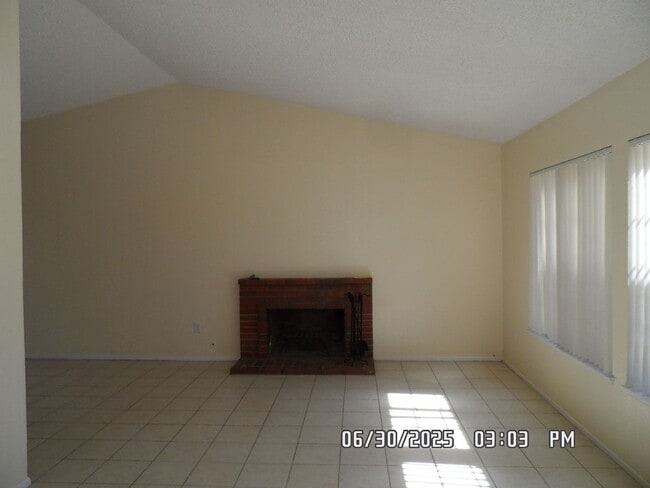 Building Photo - 3 Bedrooms, 2 Bathrooms, 3 Car Garage, Fir...