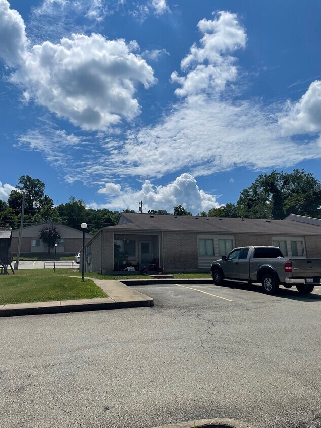 Building Photo - 605 Twin Knobs Dr