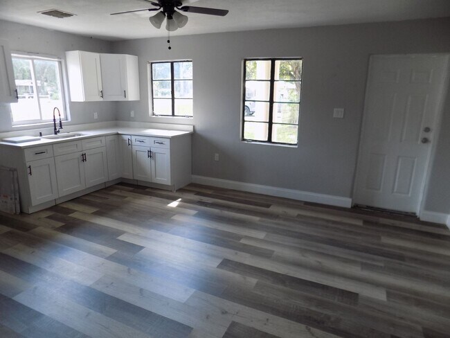 Building Photo - Affordable 1/1 in Zephyrhills