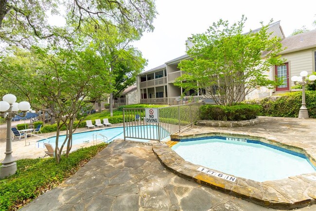 Foto del edificio - 3809 Spicewood Springs Rd