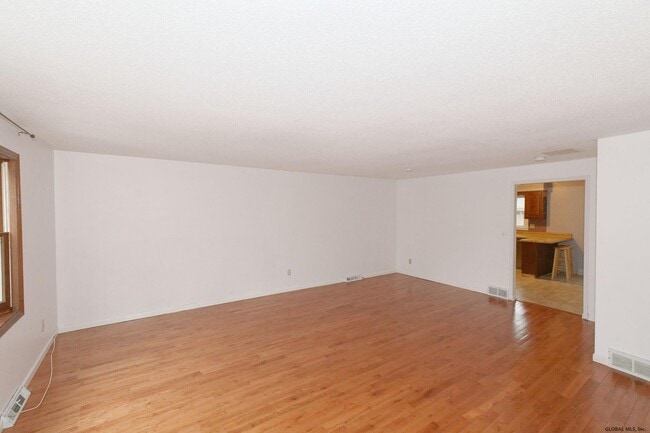 Building Photo - 136 Point of Woods Dr