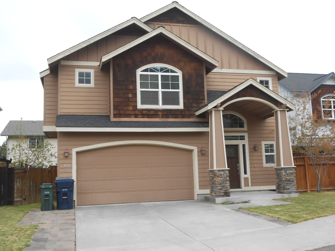 Primary Photo - 1056 NE Parkview Ct