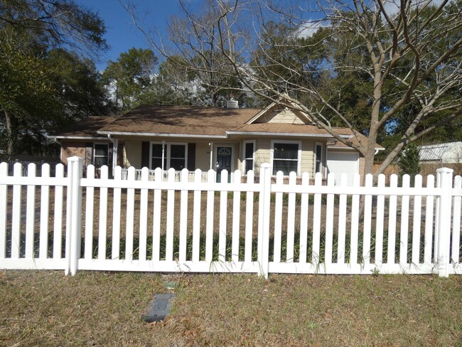 Foto del edificio - Lovely 3/2 Brick and Vinyl home with White...